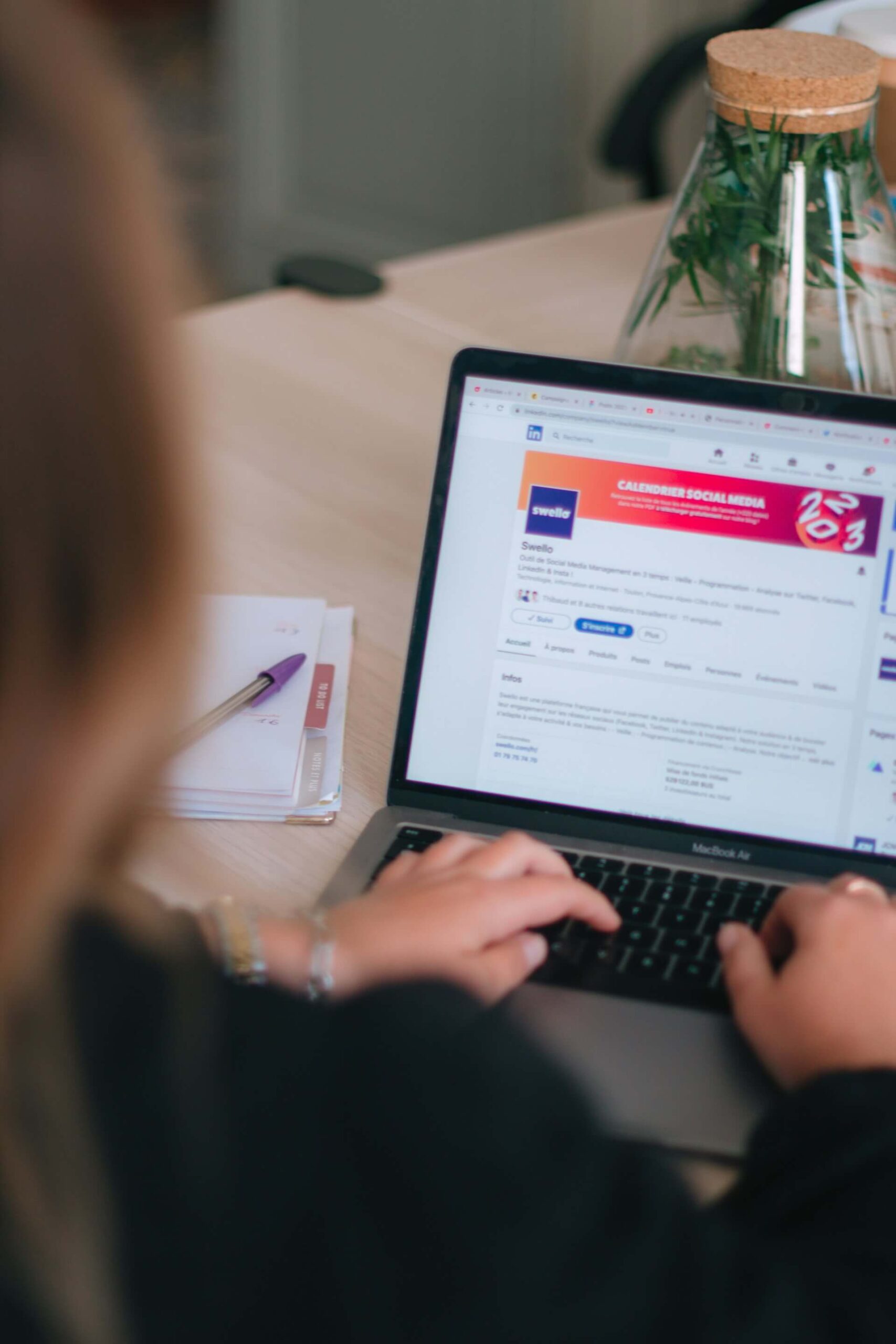 Linkedin på computer - Høj