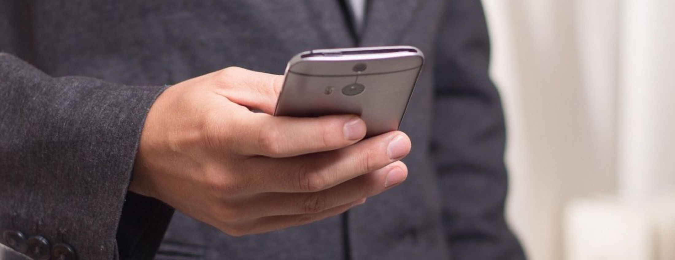 mand holder mobiltelefon